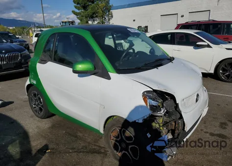 2017 Smart Fortwo z USA, uszkodzony, nr VIN WMEFJ9BA4HK229736